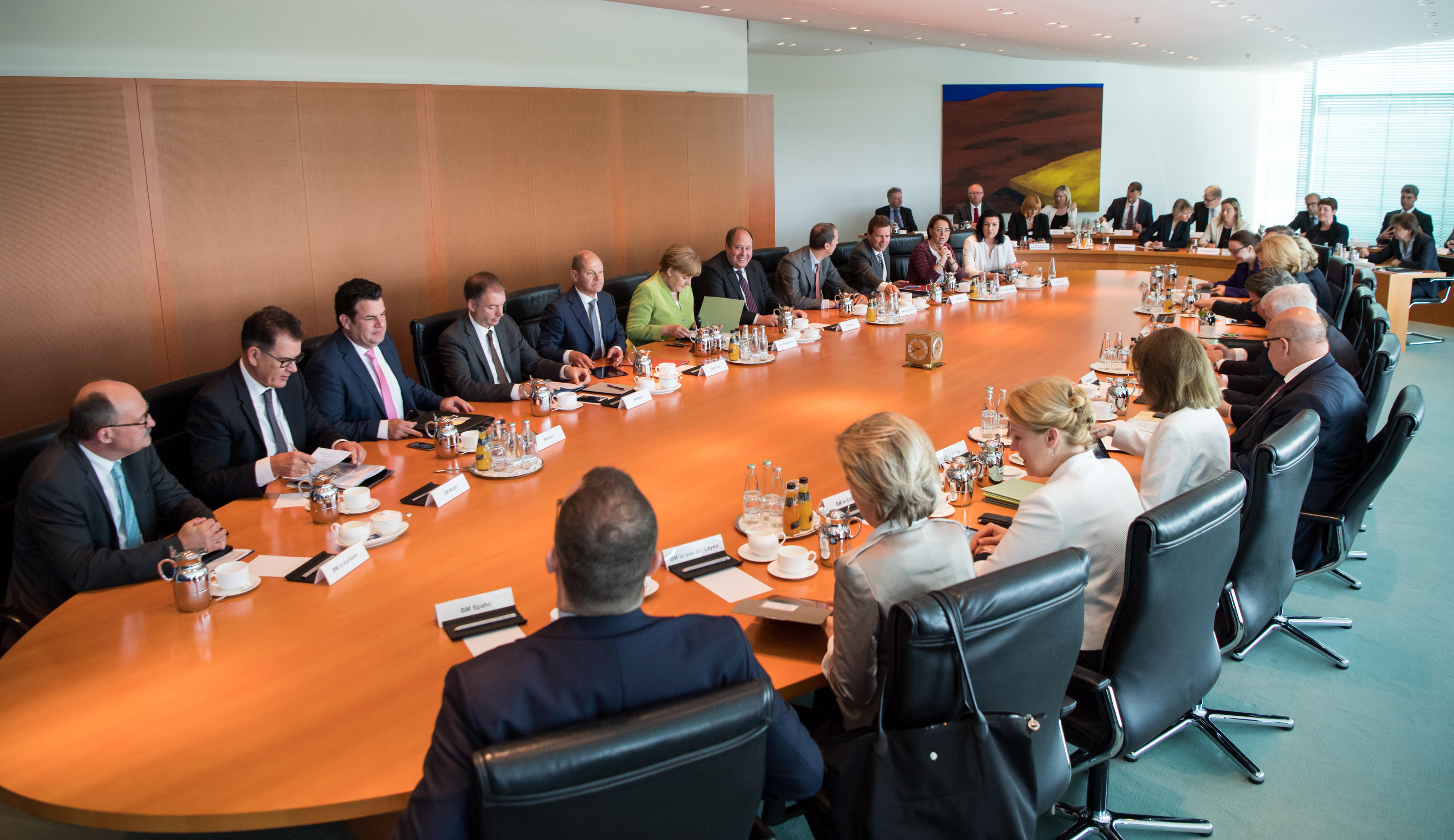 Kabinett Verlangert Resolute Support Unamid Unmiss Und Sea Guardian