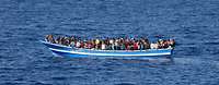 Flüchtlinge in einem Boot auf See