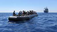 Geflüchtete auf einem Schlauchboot im Meer.