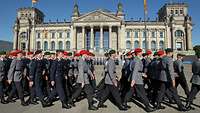 Soldaten marschieren vor dem Reichstag