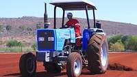Feldarbeit mit Traktor.