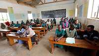 Afrikanische Schüler in einem Unterrichtsraum.