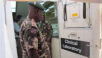 Namibische Soldaten im Labor