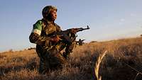 Afrikanische Soldaten in der Steppe.