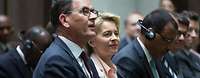 Von der Leyen und Gerd Müller sitzen nebeneinander bei einer Konferenz