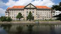 Gebäude (Außenaufnahme) des Bundesministeriums der Verteidigung in Berlin