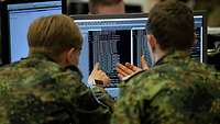 Soldaten vor Computern
