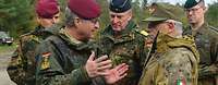 Zorn und Soldaten im Gespräch