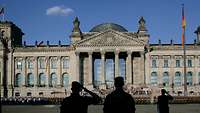 Mehrere Soldaten beim feierlichen Gelöbnis vor dem Reichstagsgebäude