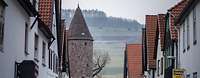 Ein Straßenzug mit einem Turm im Ortskern von Lügde
