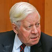 Helmut Schmidt mit Zigarette
