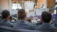 Soldaten sitzen im Bundestag