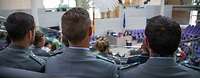 Soldaten sitzen im Bundestag