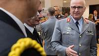 Zorn im Gespräch mit Soldaten