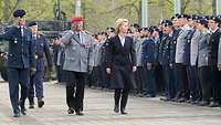 Ministerin von der Leyen, General Wieker und Generalleutnant Leinhos Leinhos beim Indienststellungsappell