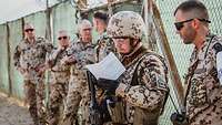 Mehrere Soldaten nebeneinander