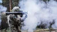 Deutscher Soldat schießt mit Panzerfaust