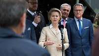 Von der Leyen am Mikrofon