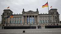 Angetretene Soldaten vor dem Reichstag