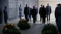 Kranzniederlegung im Raum der Stille im Ehrenmal der Bundeswehr.