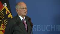 Ischinger spricht am Mikrofon