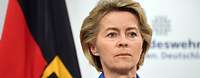 Von der Leyen neben deutscher Flagge