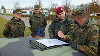 Zorn im Gespräch mit Soldaten