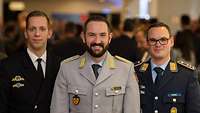 Gruppenfoto von drei Soldaten nebeneinander