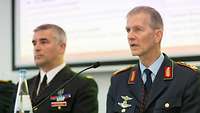 Generalleutnant Martin Schelleis am Mikrofon