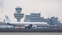 Flugzeug auf militärischem Teil des Flughafens Tegel