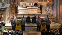 Ministerin von der Leyen hält eine Trauerrede bei der Trauerfeier im Dom St. Peter