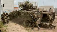 Soldaten und Panzer auf Übungsplatz