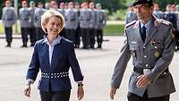 Ministerin von der Leyen läuft neben einem Soldaten