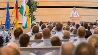 Von der Leyen am Rednerpult