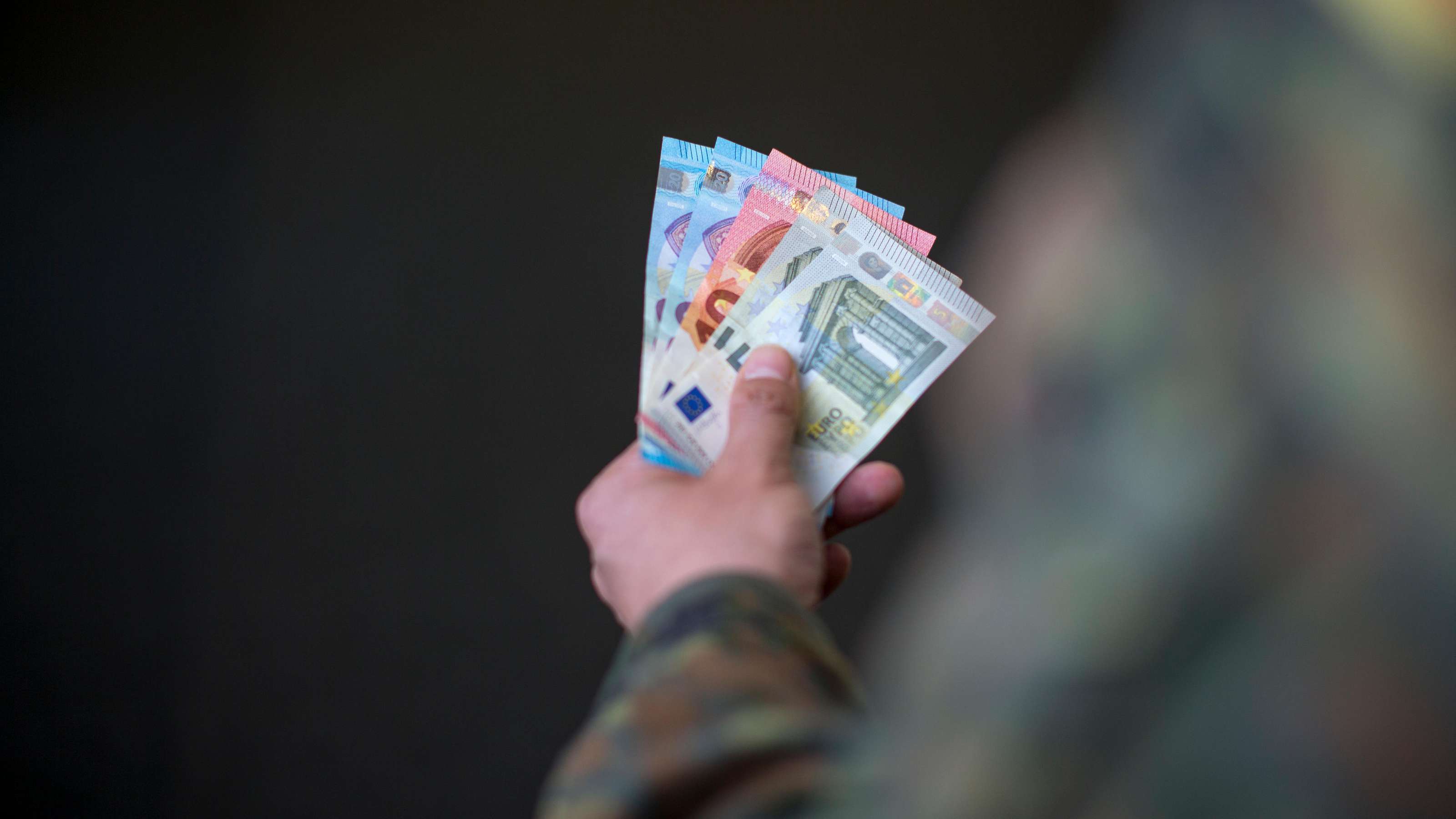  Seit 2020: Mehr Geld für Soldatinnen und Soldaten Illustration 