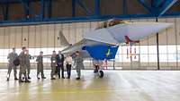 Von der Leyen und Soldaten vor Eurofighter in Hangar
