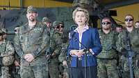 Von der Leyen spricht, daneben Soldaten