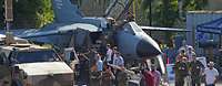 Besucher sehen sich einen Tornado-Jet an