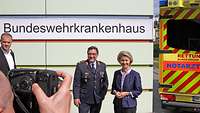 Von der Leyen und Hoitz stehen vor dem Bundeswehrkrankenhaus der Presse Rede und Antwort 