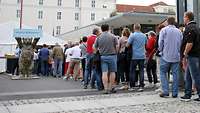 Menschen stehen in Schlange