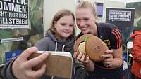 Mädchen fotografiert sich mit Sportsoldatin