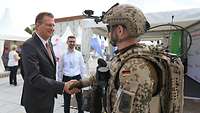 Brauksiepe gibt Soldaten die Hand