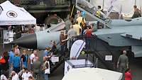 Besucher sehen sich Tornado an