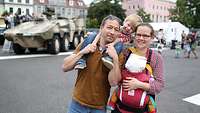 Familie vor Exponaten