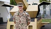 Soldat vor Exponat Mantis