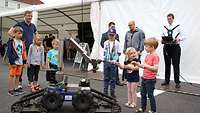 Kinder neben Roboter