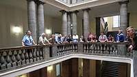 Besucher in der Säulenhalle des Ministeriums