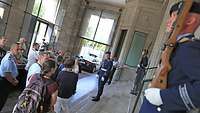 Besucher und Wachsoldaten im Eingangsbereich