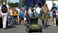 tEODor der Roboter fährt zwischen den Besuchern