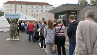 Besucherschlange vor dem Eingang